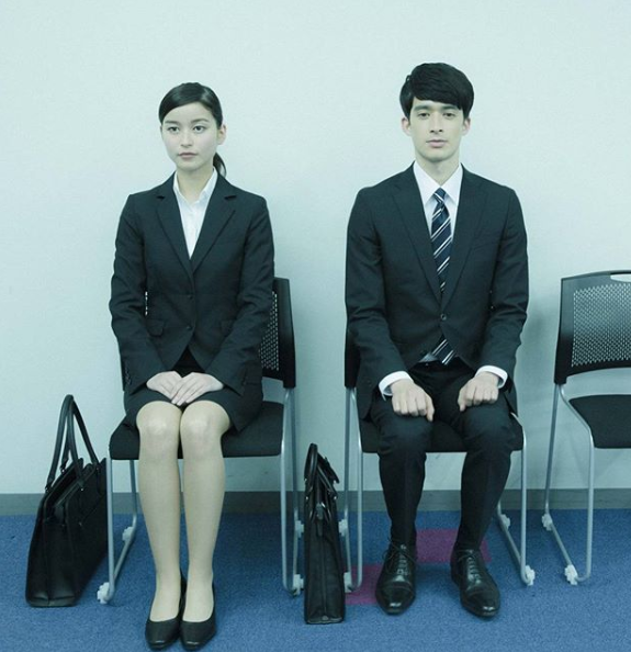 リクルートスーツ男女
椅子に腰かけている。面談待機の状態に見える。
