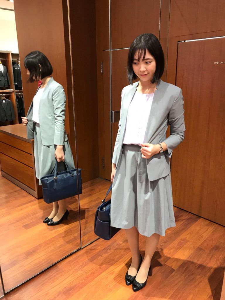 ライトグレーノーカラースカートスーツ