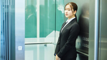 【2025〜2026卒最新】女性のインターンシップのスーツはどう選ぶ？おすすめの服装＆着こなしのポイント