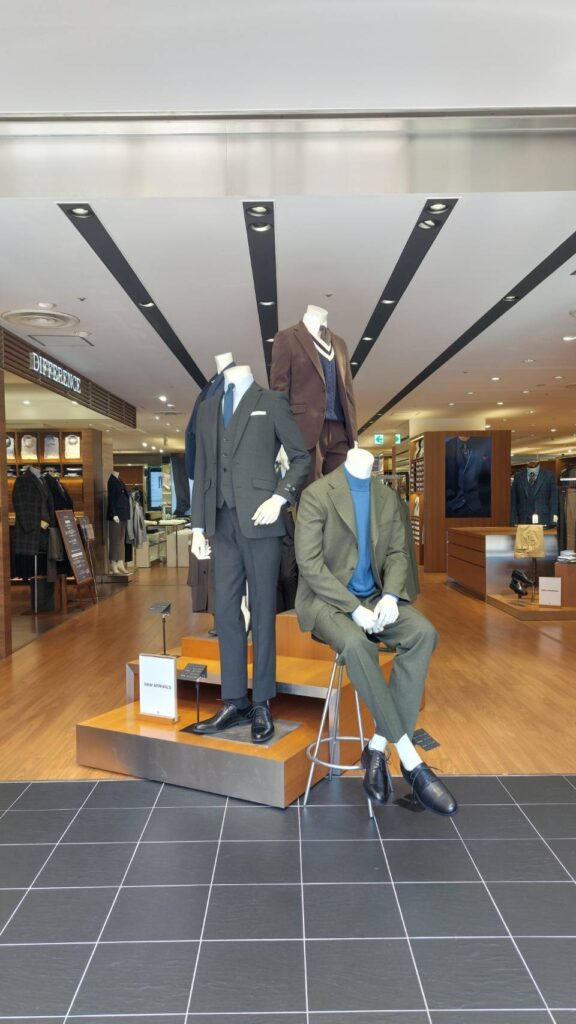 スーツセレクト横浜西店内マネキン。スリーピーススーツ、セットアップなど様々なコーディネートをご用意しています。
