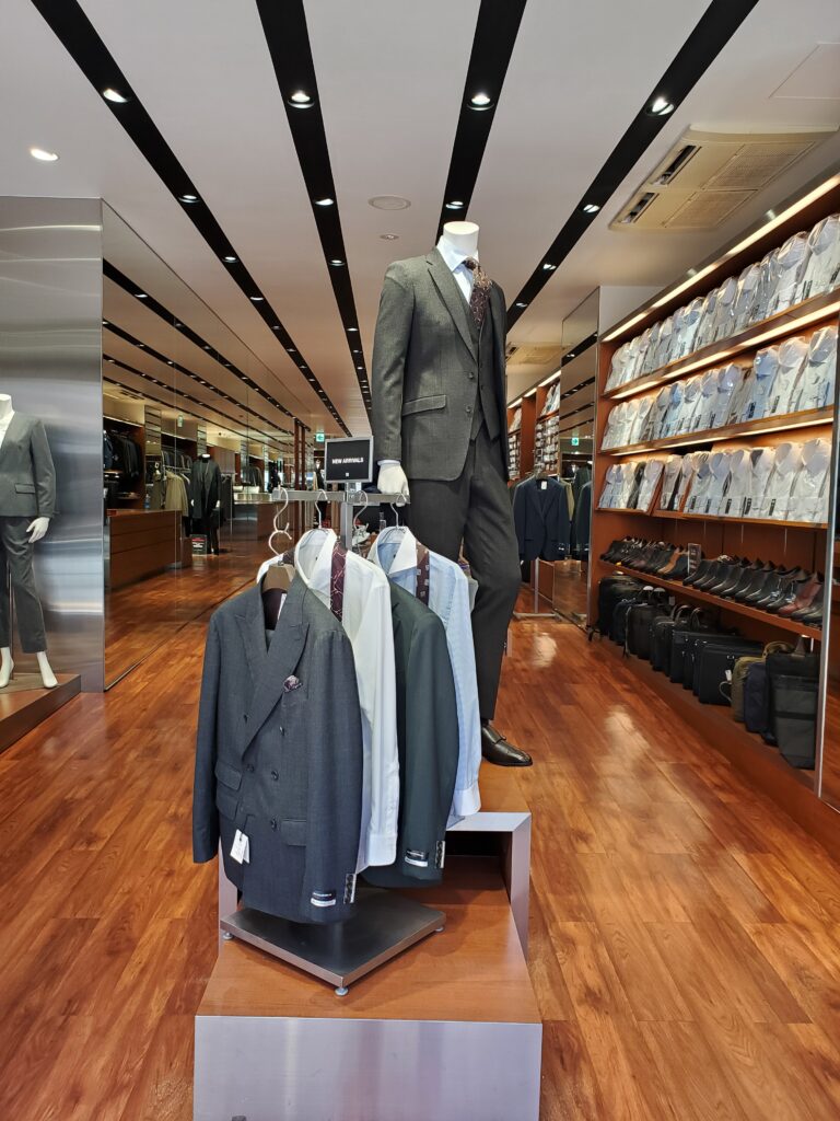 スーツセレクト難波なんさん通り店頭
