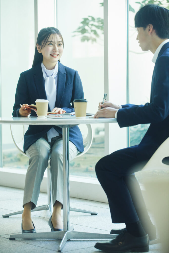 ネイビージャケットを着用した女性の写真
