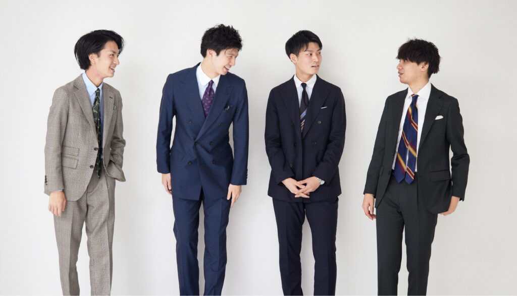 成人式のスーツを着ている男性４人の写真