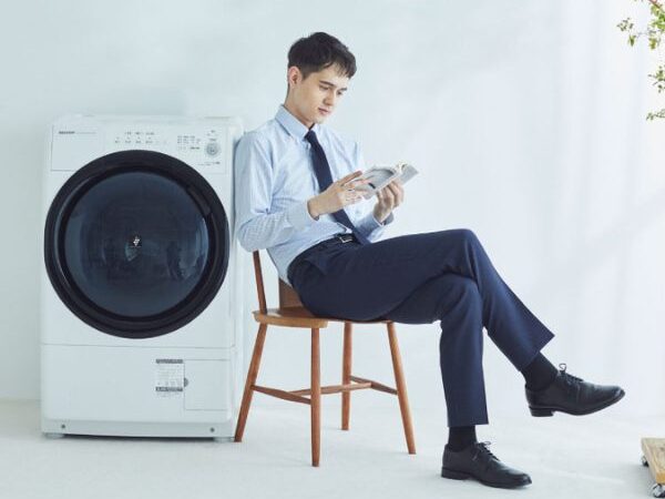 4SパンツPOP画像
ドラム式洗濯機の横に、外人男性モデルが木製の椅子に腰かけている。ネイビー系パンツ、ブルー系シャツ、ネクタイ着用。読書中。