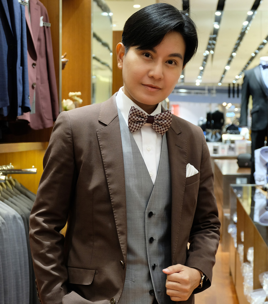 Indoor & งานกลางคืนให้ดูแพง!  งานกลางคืนส่วนใหญ่จะเน้นความเป็นทางการครับ ไม่ว่าจะเป็นงานกาล่า งานรับรางวัล หรืออีเวนต์เปิดตัวต่าง ๆ ลุคที่ได้จะมีความเนี้ยบและดูภูมิฐานกว่างานกลางวันพอสมควรเลย