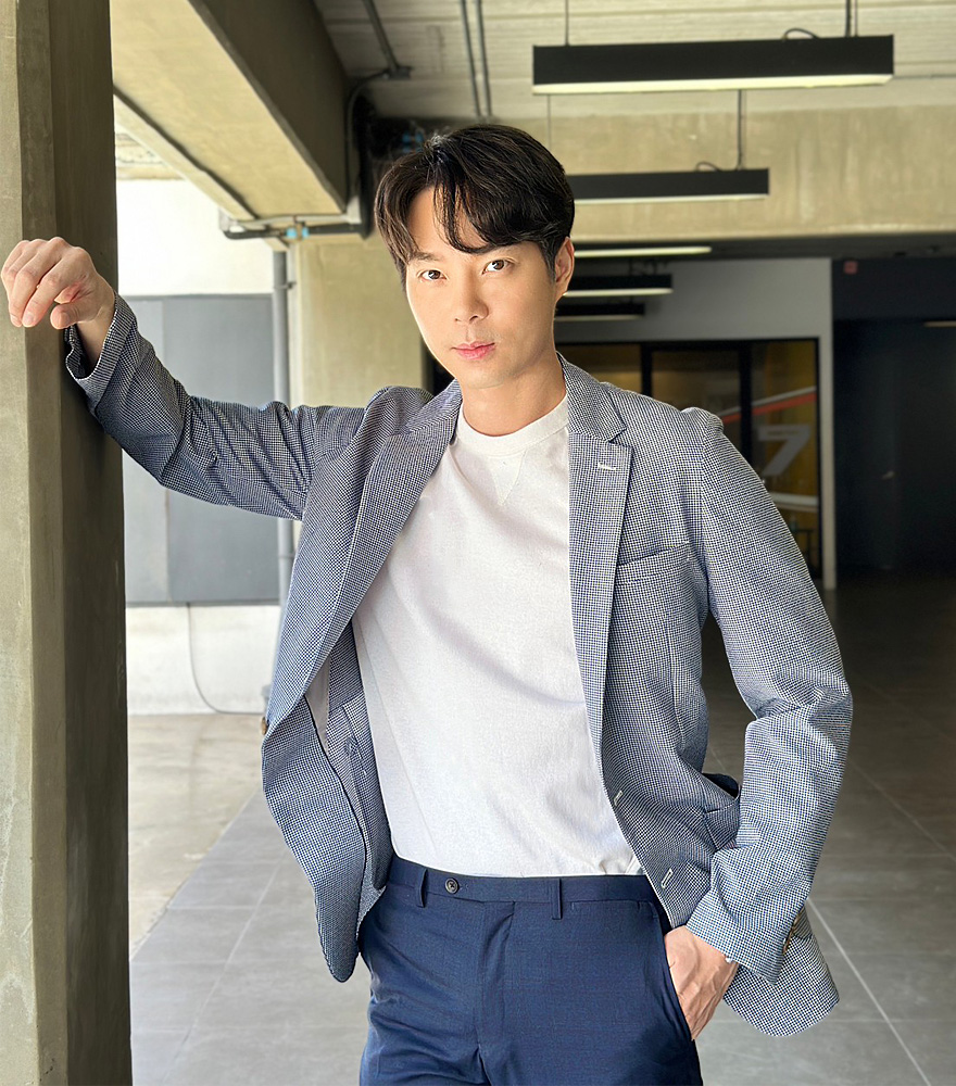 คุณญี่ปุ่น ธนัฐ ธนจิระชัย  สวม SEERSUCKRE JACKET สำหรับพิธีกรรายการ Entertainment now  ทางช่อง mono29