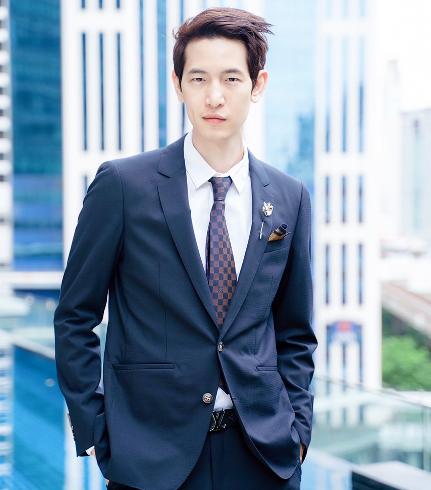 คุณพีท จิรายุ พิริยะเมธา ผู้ก่อตั้งบริษัท U DRINK I DRIVESKINNY SOLOTEX SHINY SUIT